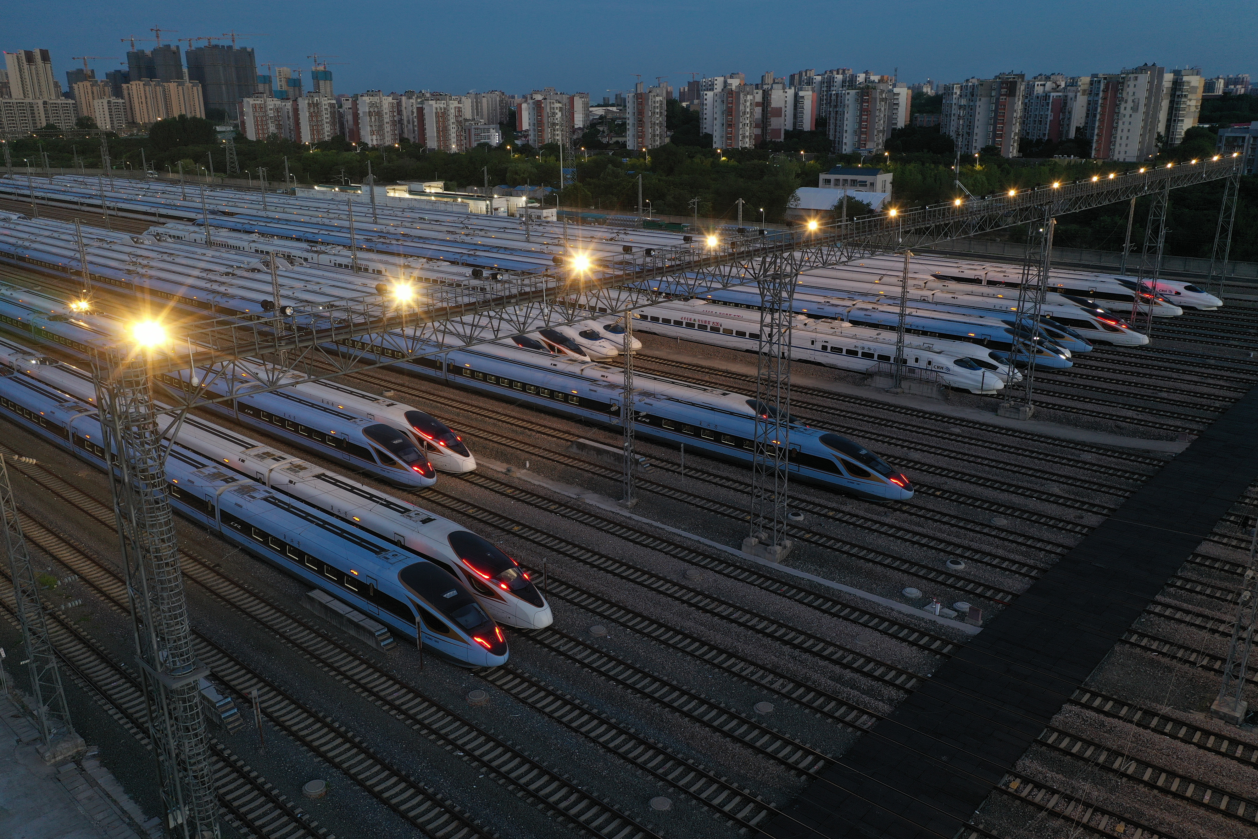 江苏南京动车组列车整装待发迎暑运