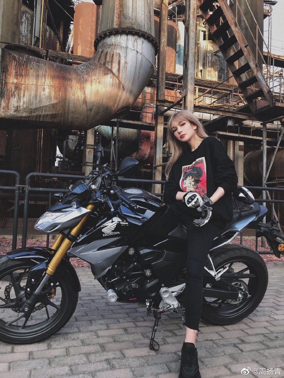 今天是机车女孩周扬青借摩托车凹造型拍帅照