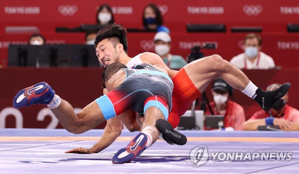 （8月3日，在日本千叶幕张展览馆A厅，柳汉寿在男子67公斤级1/8决赛中失分。 ）