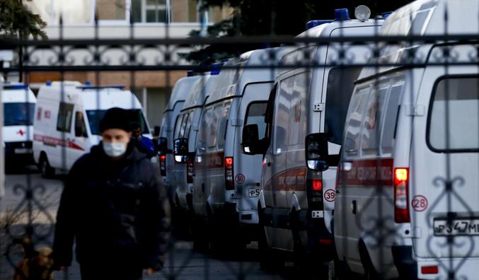 4月11日，救护车在莫斯科一家医院外排队 图源：《卫报》引自盖蒂图片社