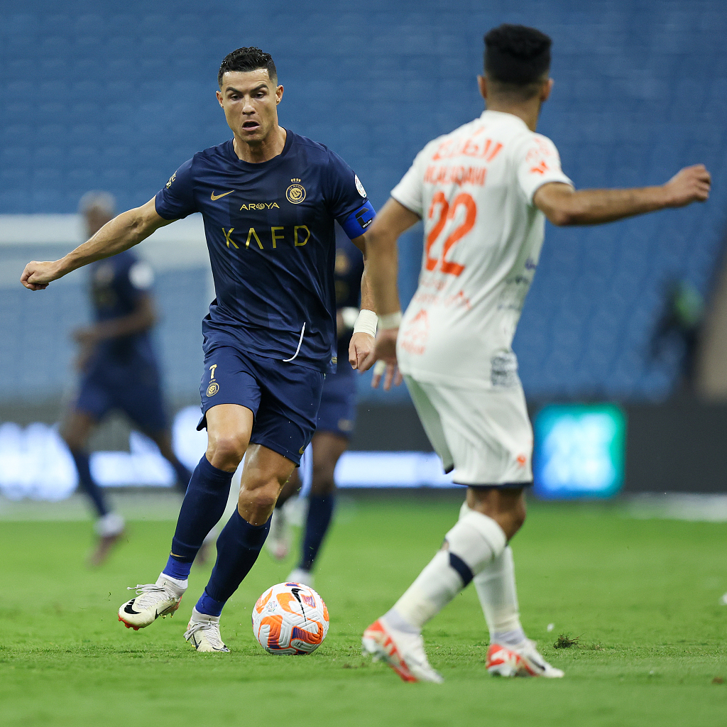 在足球领域掀起收购狂潮:1月,利雅得胜利俱乐部签下c罗,合同为期两年