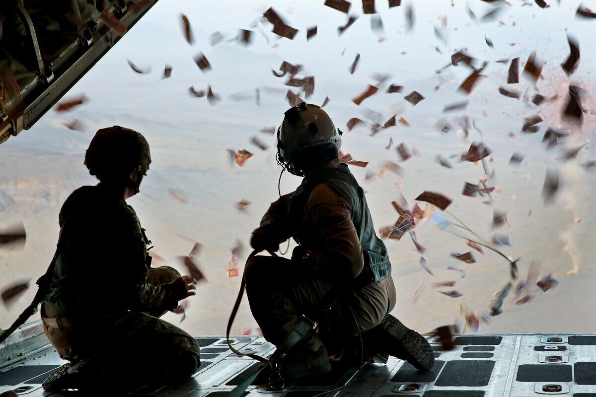 美军2013年在阿富汗南部空投传单,进行心理战