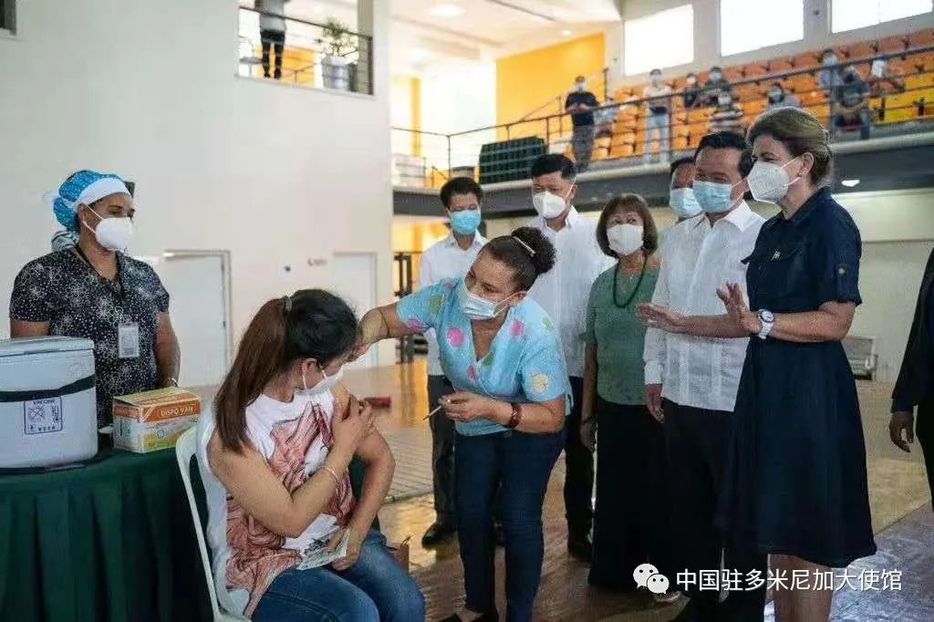 多米尼加副总统培尼亚亲赴"春苗行动"接种专场慰问中国侨胞