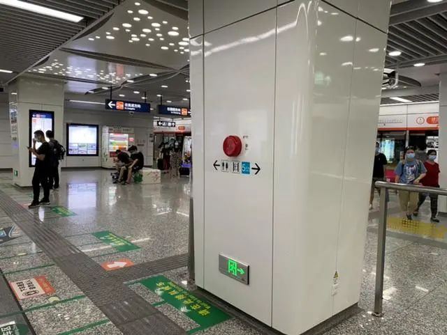 杭州地铁2号线建国北路站有人疯狂敲击站台门乘客惊呼有孩子