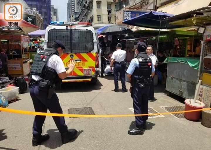 香港警方封锁案发现场一带。图自香港东网