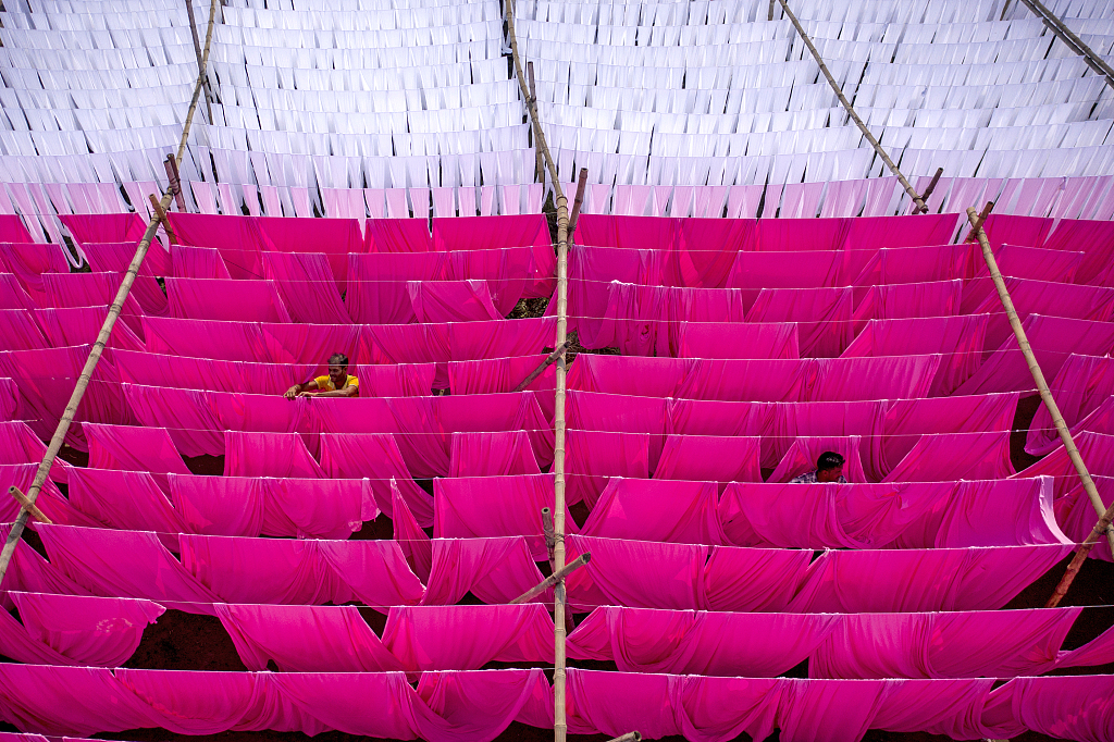 孟加拉工人晾晒彩色织布缤纷色泽打造彩虹视觉