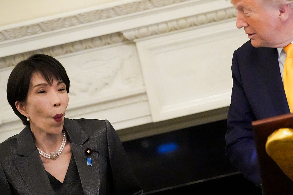 当地时间2026年3月19日,美国华盛顿,日本首相高市早苗在白宫国宴厅晚宴上对美国总统特朗普的讲话做出反应。(视觉中国)