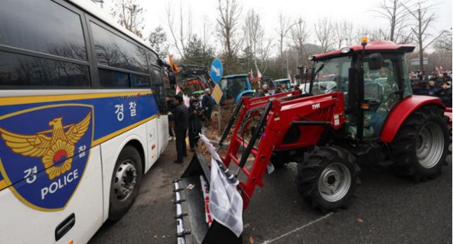 21日,“全农”与韩国警方在首尔市区外围发生对峙 图源:韩媒