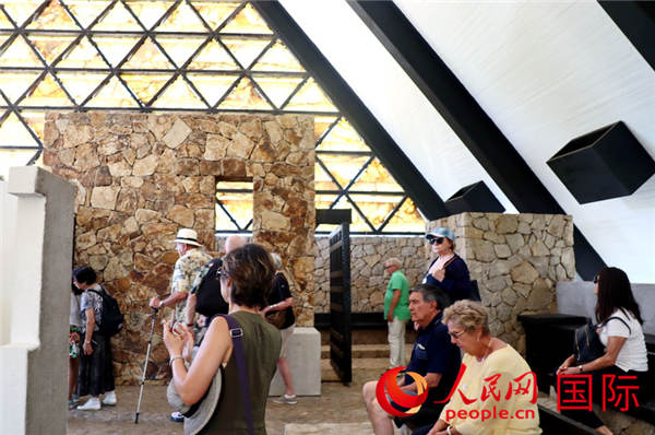 游览拉巴斯教堂的游客 于世文 摄