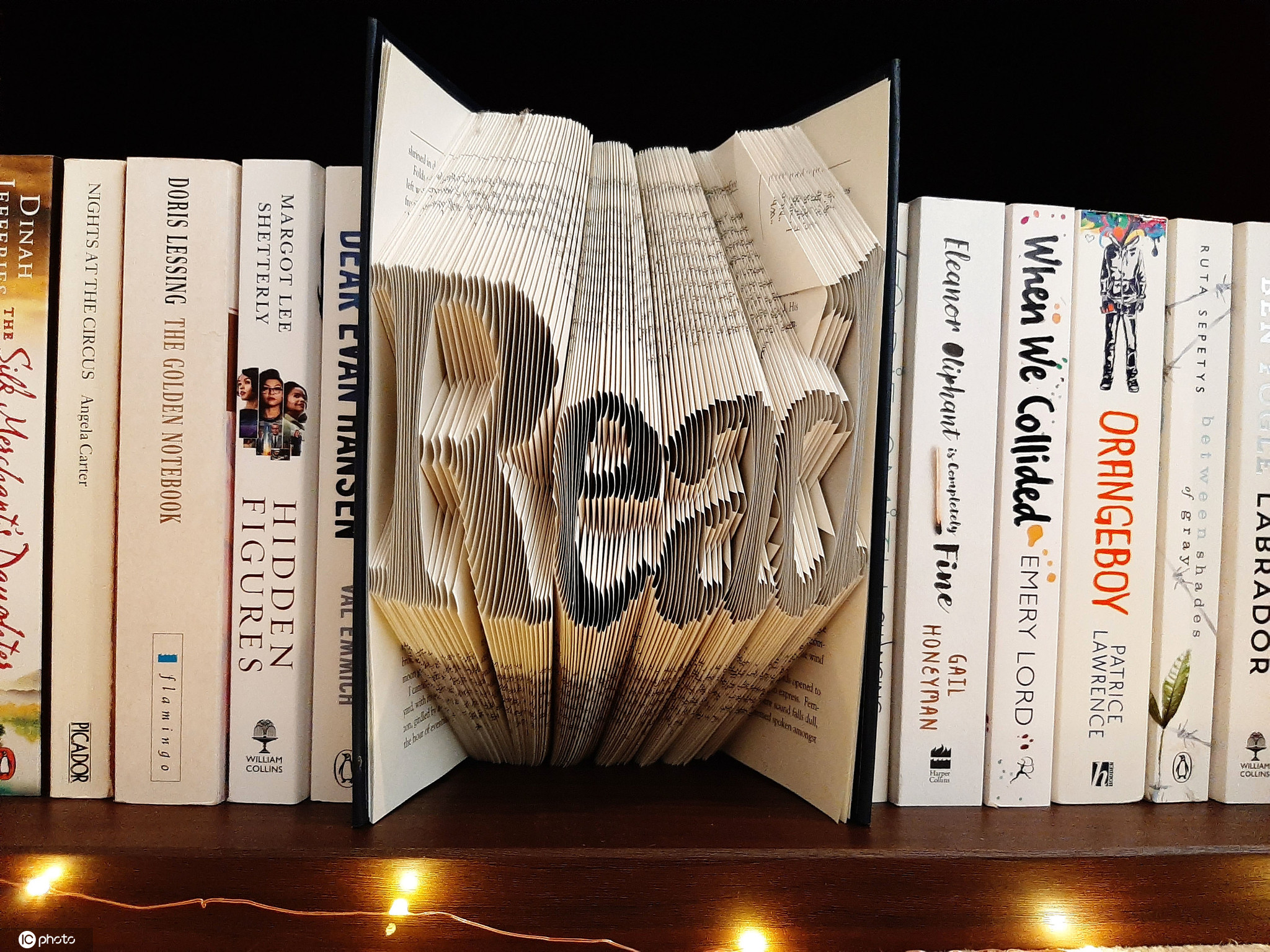 神奇书本折叠艺术立体插画呈现书籍主题栩栩如生