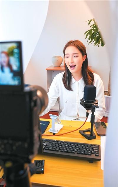 美声女高音朱琳直播中。宁波市演艺集团供图