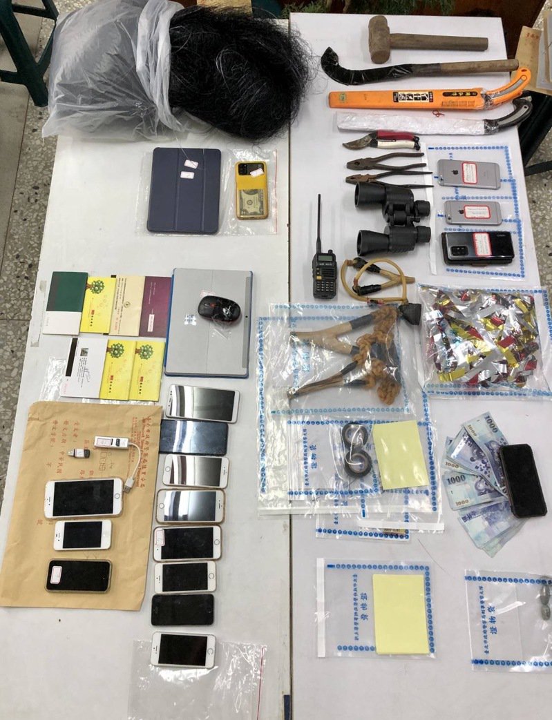 “掳鸽勒赎集团”的作案工具。图自联合新闻网