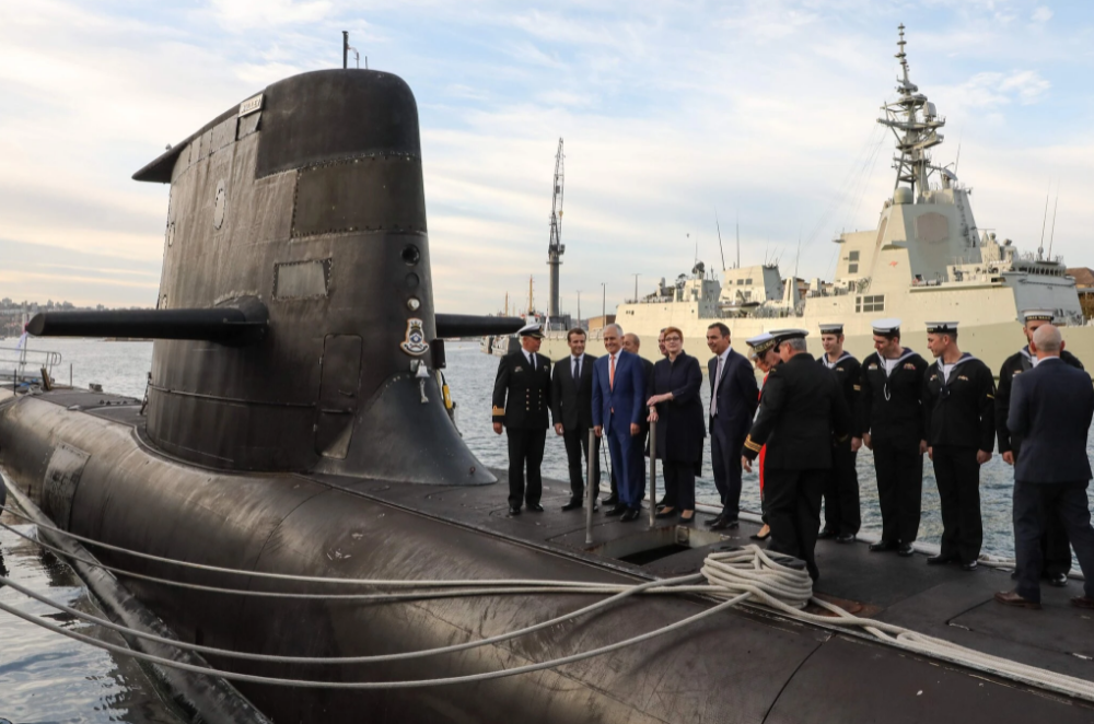 法国总统马克龙在2018年访问澳大利亚期间与时任澳总理的特恩布尔一起登上澳军潜艇