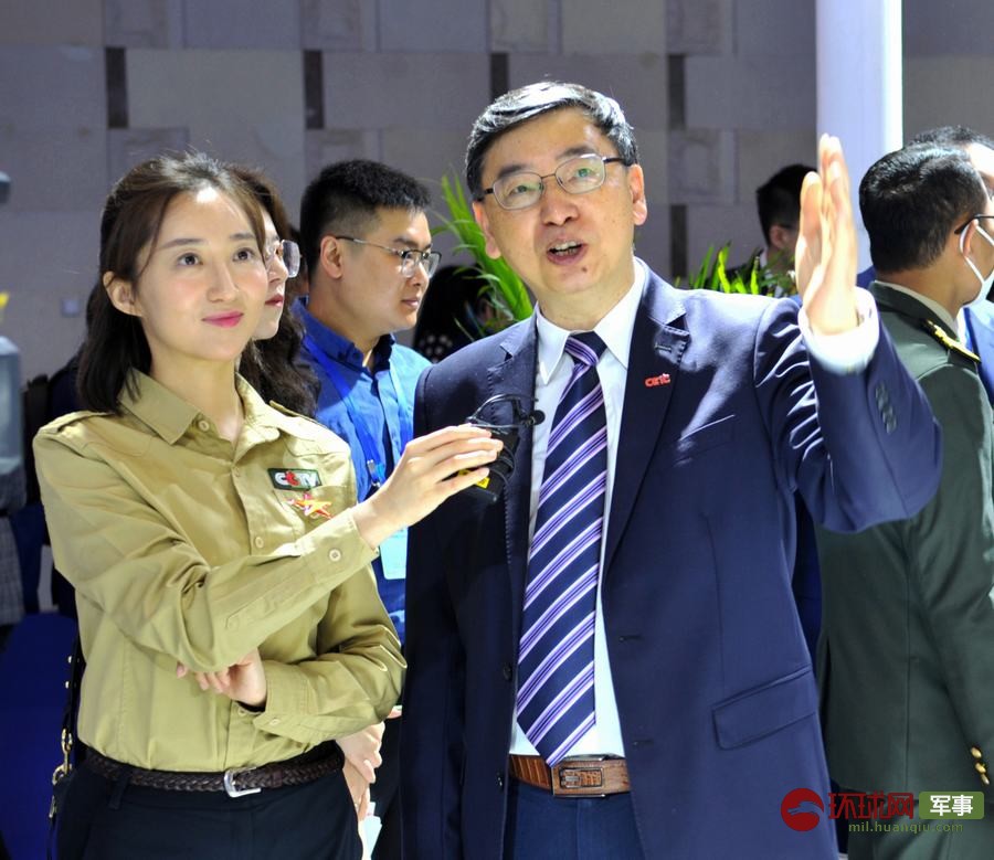 4月22日，总台国防军事频道记者在第九届世界雷达博览会上采访中电国睿党委书记、董事长、14所所长胡明春（右）。 杨铁虎 摄