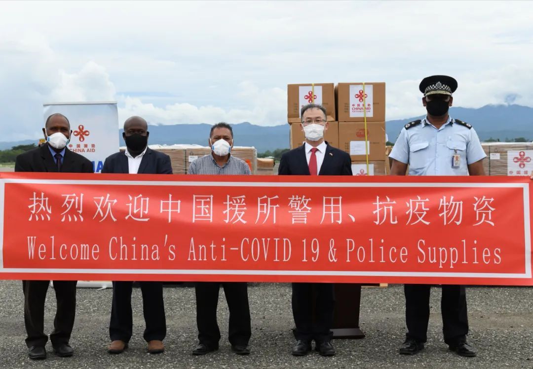 ▲ 2022年1月26日，中国政府援助所罗门群岛政府抗疫和警用物资运抵所首都霍尼亚拉。中国驻所罗门群岛大使李明、所卫生部长卡尔维克、警察部长维科、民航部长阿格瓦卡、警察总监曼高等政府高官赴机场迎接。