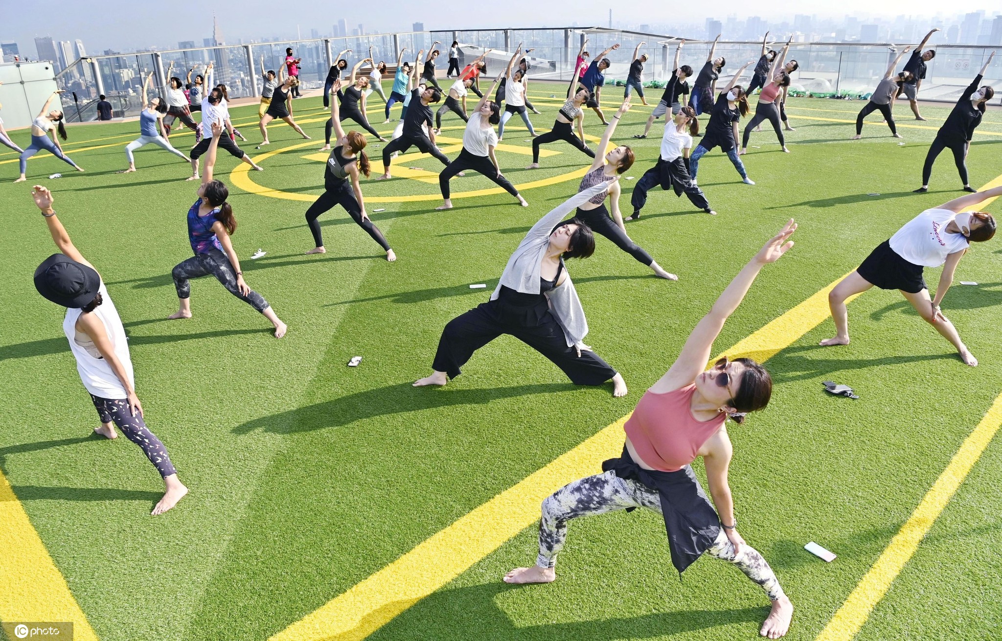 云端里的瑜伽日本东京民众登摩天大楼楼顶集体运动