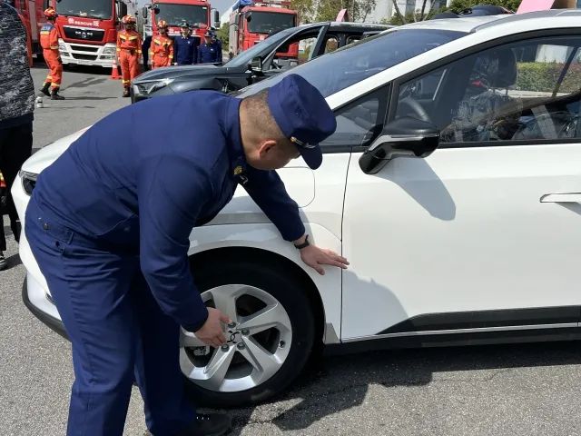 现场,消防员刘玉龙向大家介绍:"我们现在模拟汽车被水淹没,且水位有