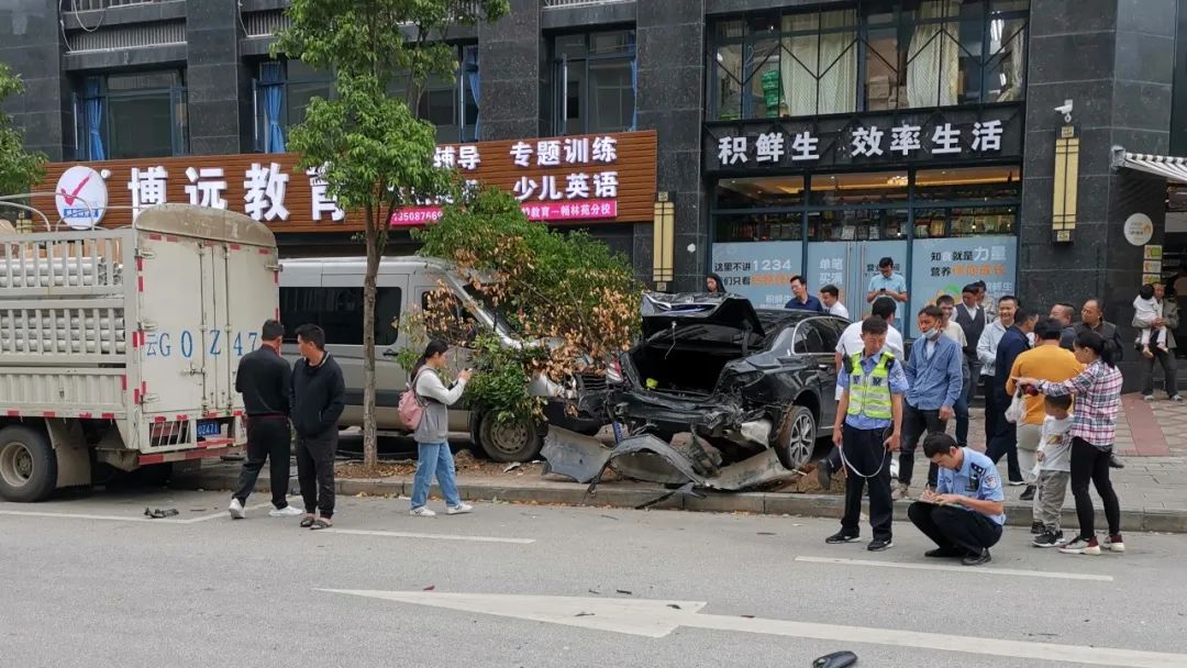 9车连撞2辆豪车严重受损云南文山城南发生惊险交通事故