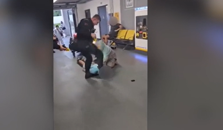 综合英国广播公司(BBC)、《独立报》等多家英媒25日报道,近期网络上流传的一段视频显示,一名警察在曼彻斯特机场逮捕一名男子的过程中用脚踢其头部。图为该视频中的画面。图源:英媒视频截图