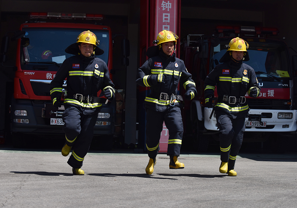 湖南娄底消防员不惧高温训练筑牢居民安全应急防线