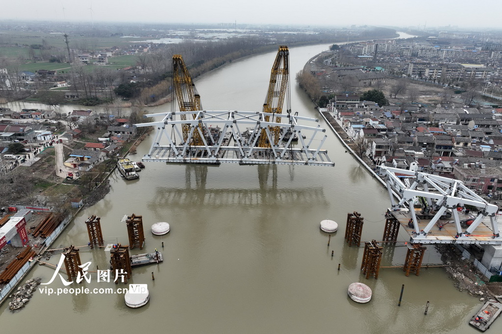 江苏扬州:宝应运河大桥建设正酣