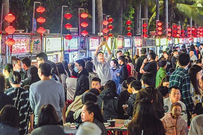 作为海南省海口市网红夜市之一，海大南门夜市为市民和游客构建了丰富的夜经济消费场所。图为2月2日，夜市上的繁荣景象。苏弼坤摄（人民图片）