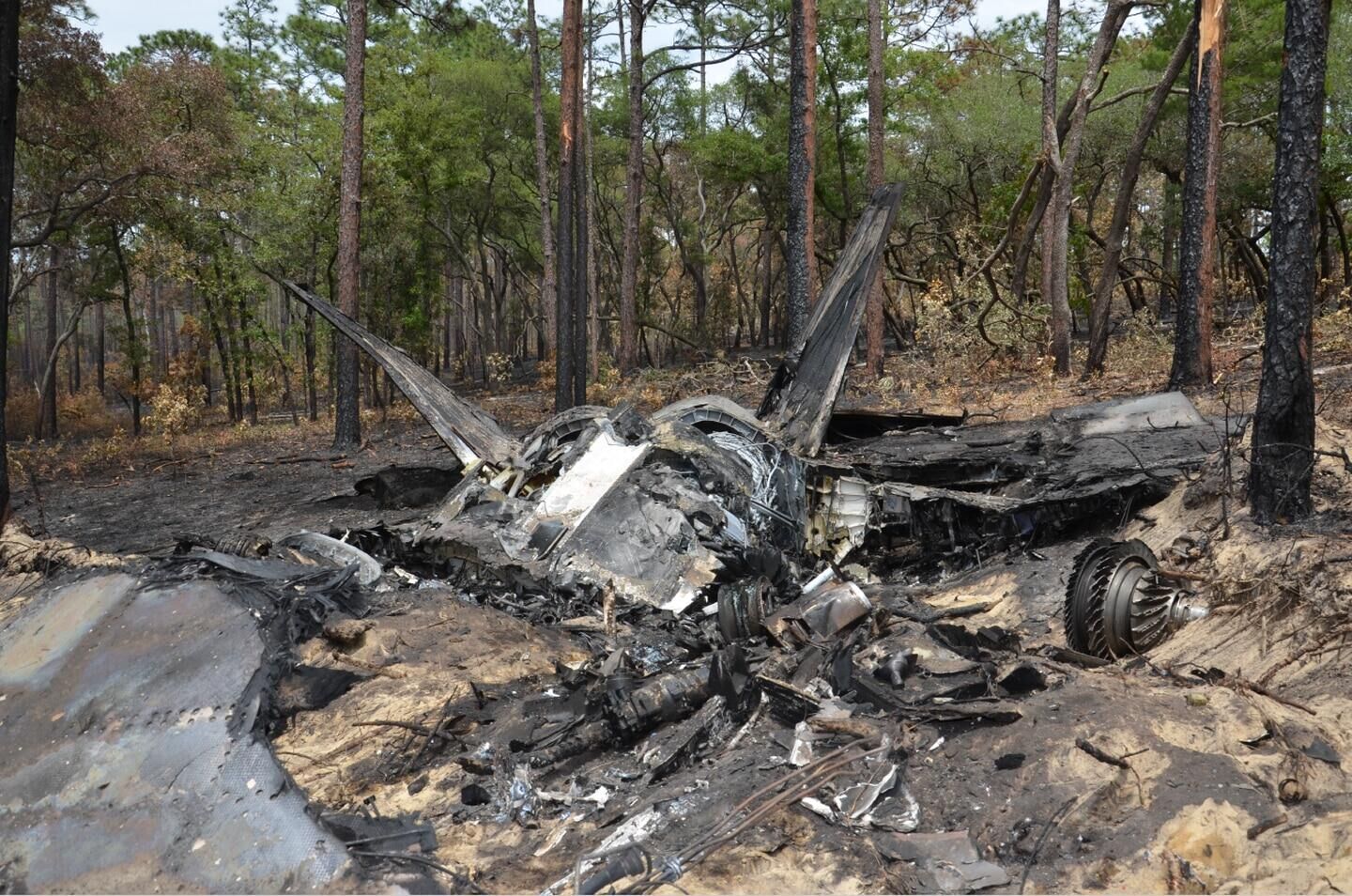 美国媒体公布的F-22战斗机坠毁现场画面