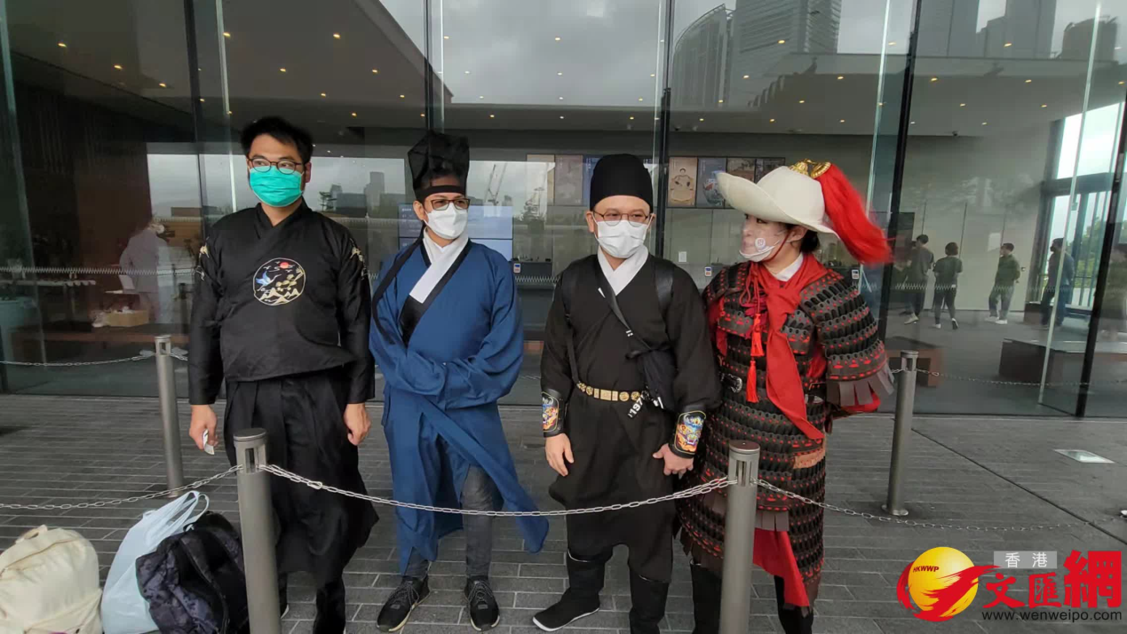 《文汇报》称，4名传统汉服打扮的市民，分别为：秦朝侠士（左）、明朝文人（左二）、明朝武官（右二）及宋朝武官（右）（图片来源：大公文汇全媒体）