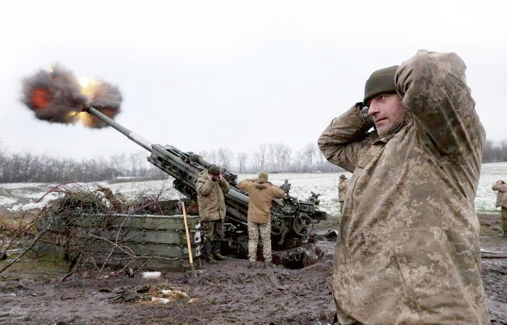 乌军士兵发射M777榴弹炮