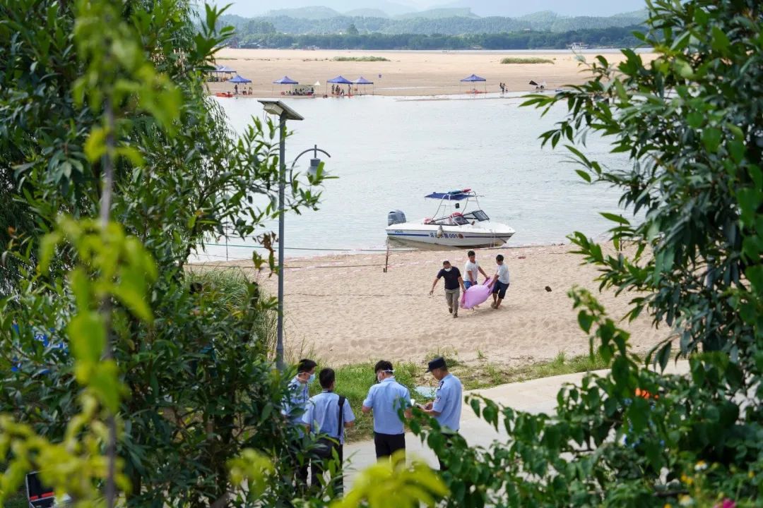 广东清远伦洲岛沙滩发生一起溺水事故