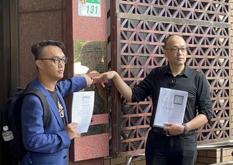 台湾媒体人毛嘉庆、国民党前文传会副主委练鸿庆23日赴台北地检署告发民进党当局领导人赖清德、台湾“土地管理署”官员吴欣修涉犯图利罪。图源：联合新闻网。