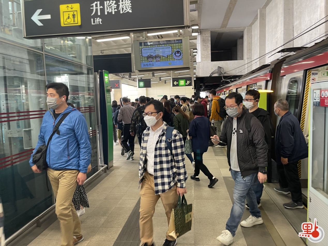 3月1日，不少乘客戴着口罩搭乘港铁。图自香港“点新闻”
