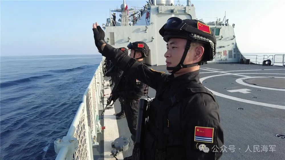 ▲分航之际，编队官兵挥手致意
