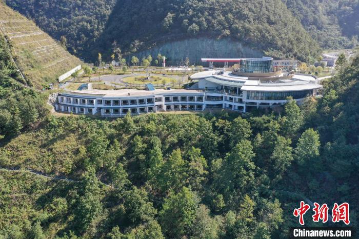 11月2日，航拍贵州平塘“天空之桥”服务区悬崖酒店。 瞿宏伦 摄