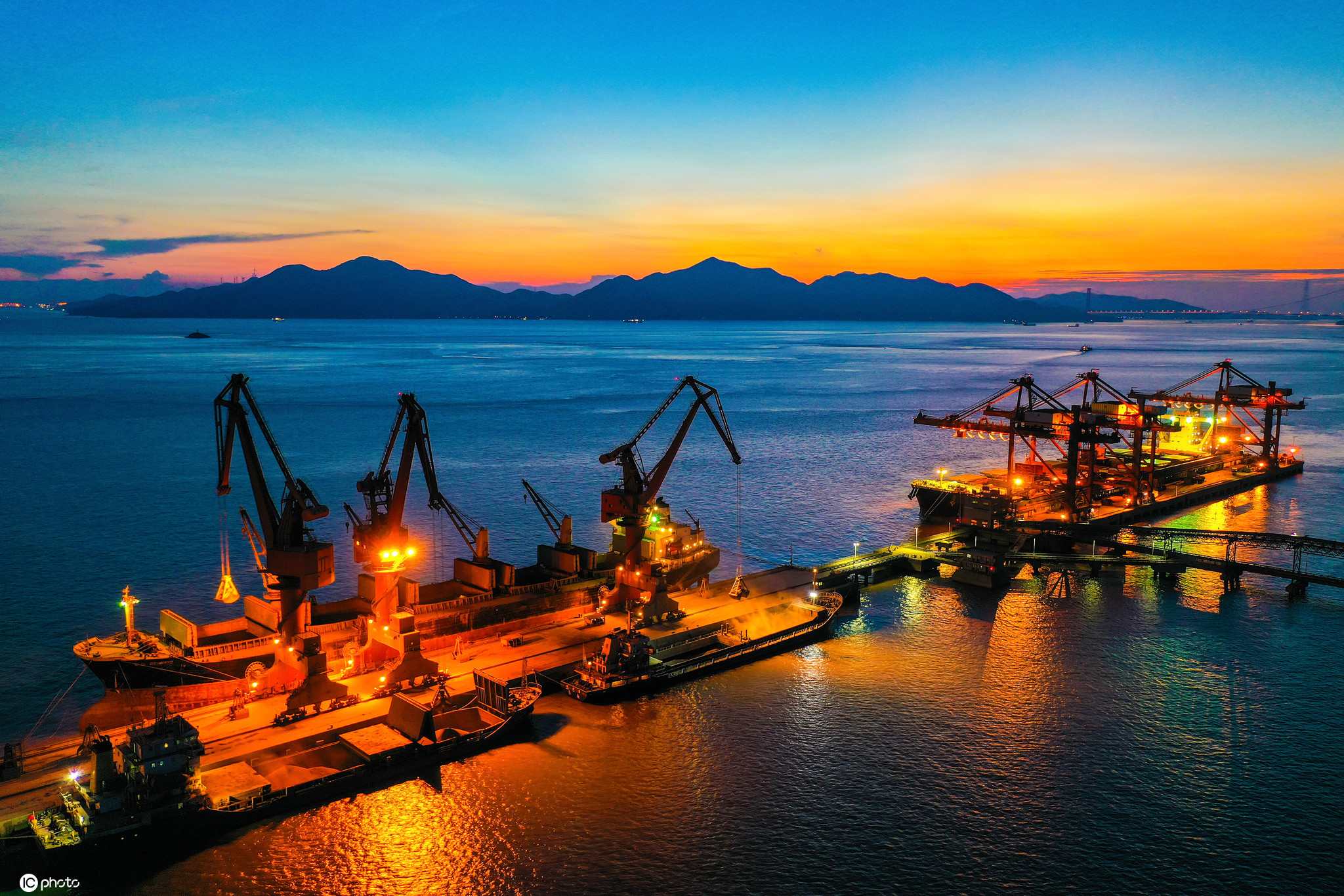 宁波舟山港舟山老塘山作业区灯光辉煌,减载平台,卸货和装船码头都靠满