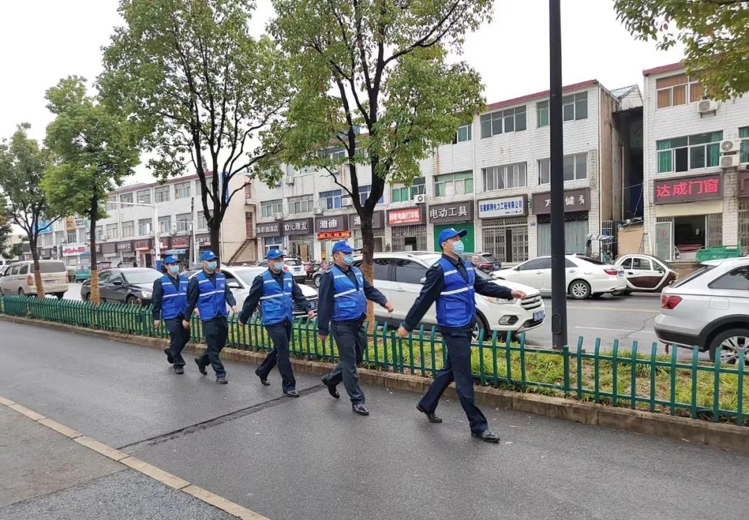 丁剑和同事们一起执行"合肥义警"巡逻任务.