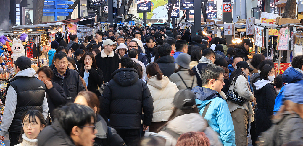 当地时间2月18日，首尔明洞街区挤满了人。（视觉中国）