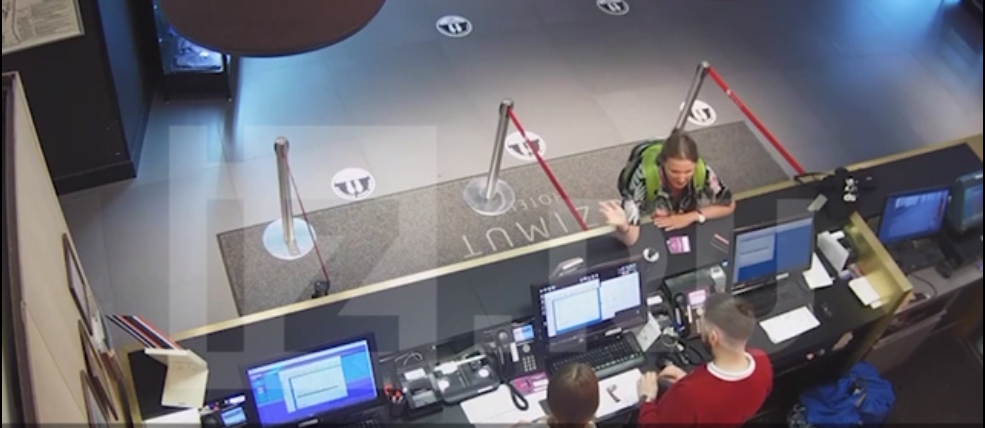 艾琳森与酒店工作人员沟通入住房间事宜，图源：俄《消息报》视频截图