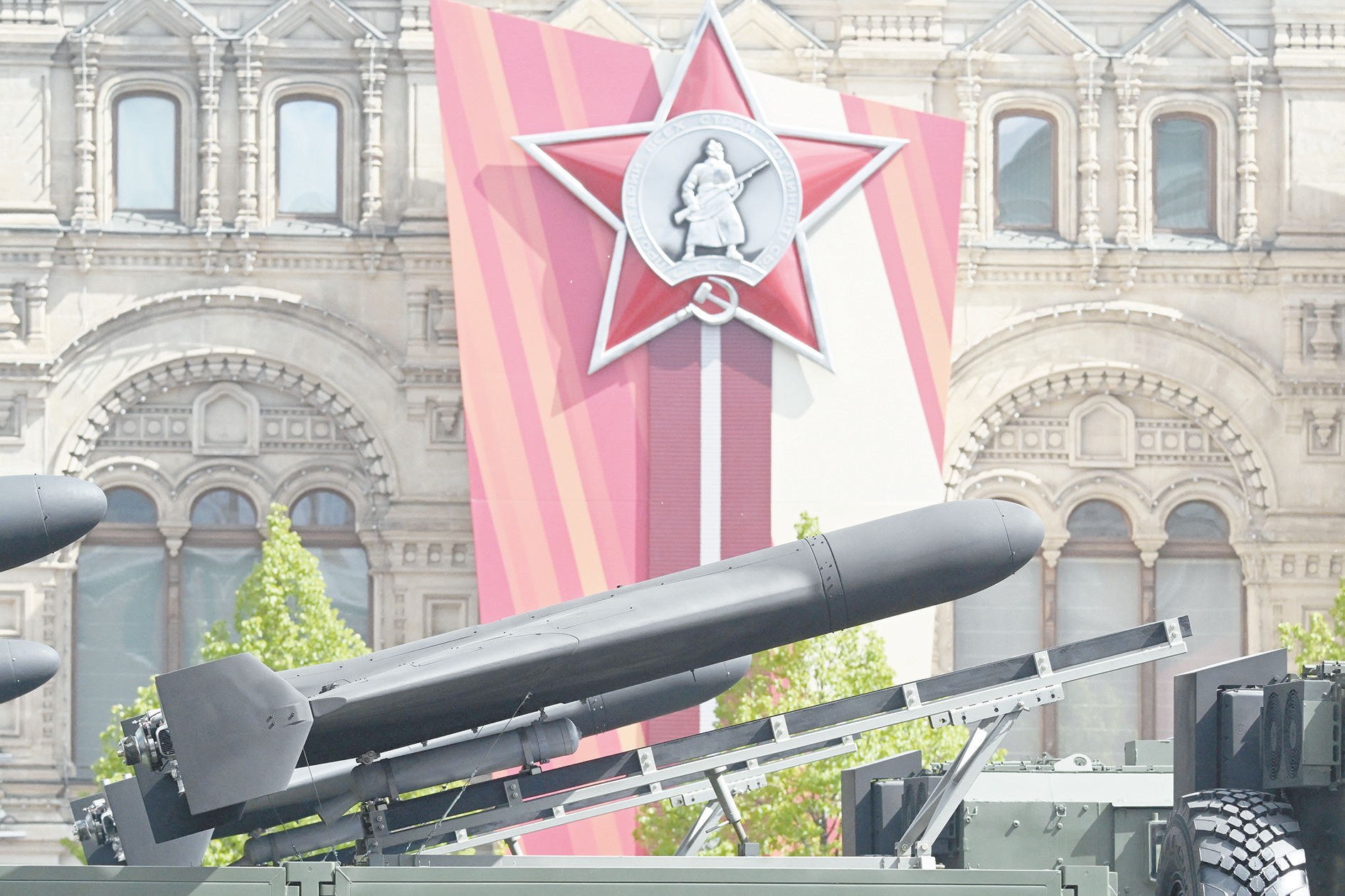 9日,一辆载有无人机的俄罗斯军用卡车驶过红场。(法新社)