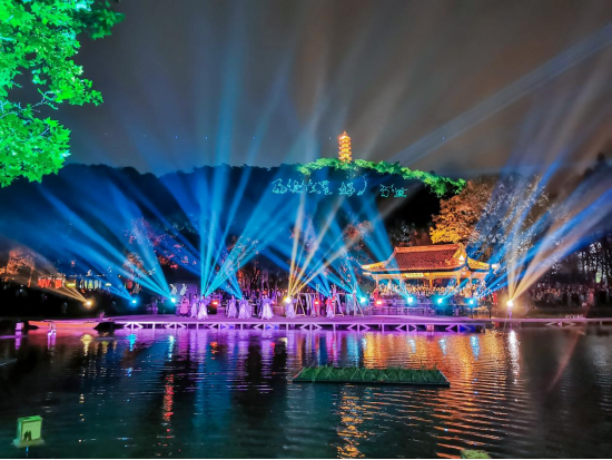 西施故里景区灯光秀演出.新华网发