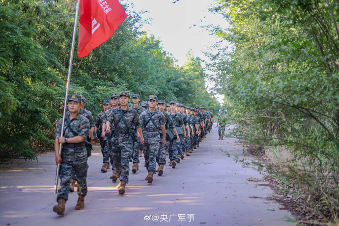 加钢淬火！千余名武警新兵徒步行军
