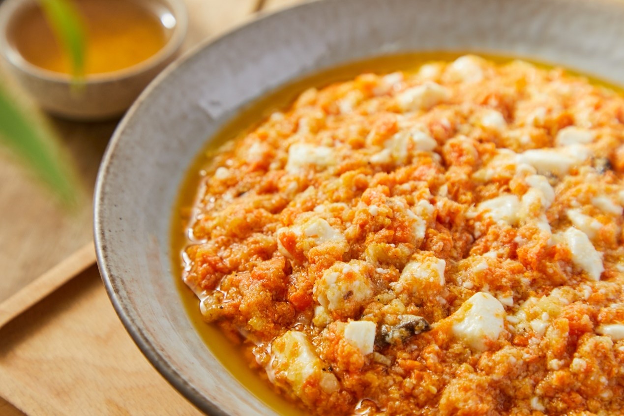 盒马与上海百年老字号春风松月楼共同研发的素蟹粉豆腐.