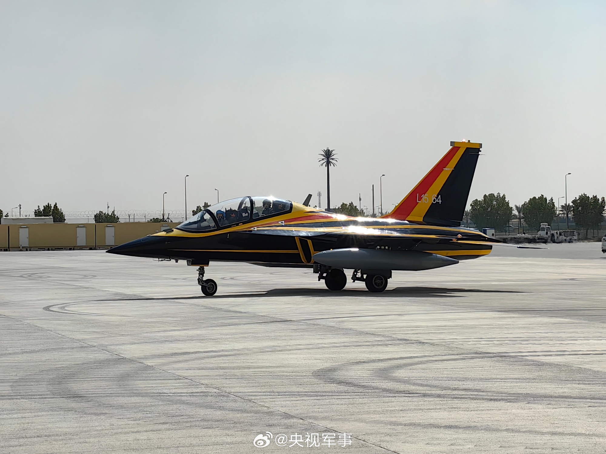 国产l-15战斗教练机涂装换新亮相迪拜