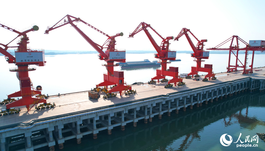 江西南昌内河港口码头作业忙