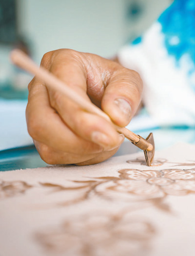 王方周在创作。记者 黄 娴摄