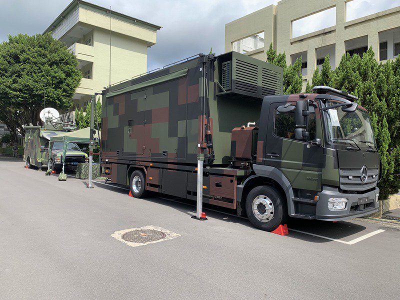台军新一代“心战作业车”与卫星转播车。图自台湾“联合新闻网”