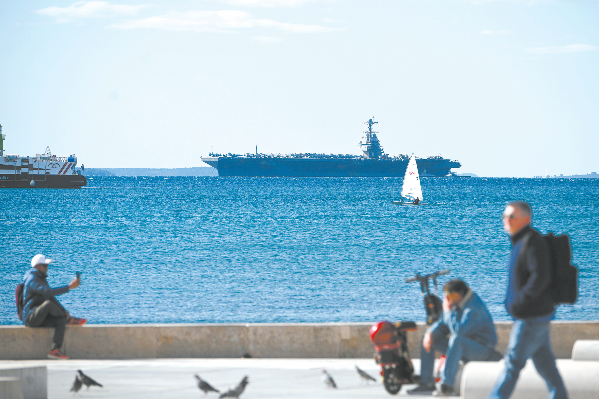 近日，美军“福特”号航母停靠克罗地亚斯普利特港进行维护保养。3月早些时候，“福特”号因舰上洗衣房失火撤离中东战区。 （视觉中国）