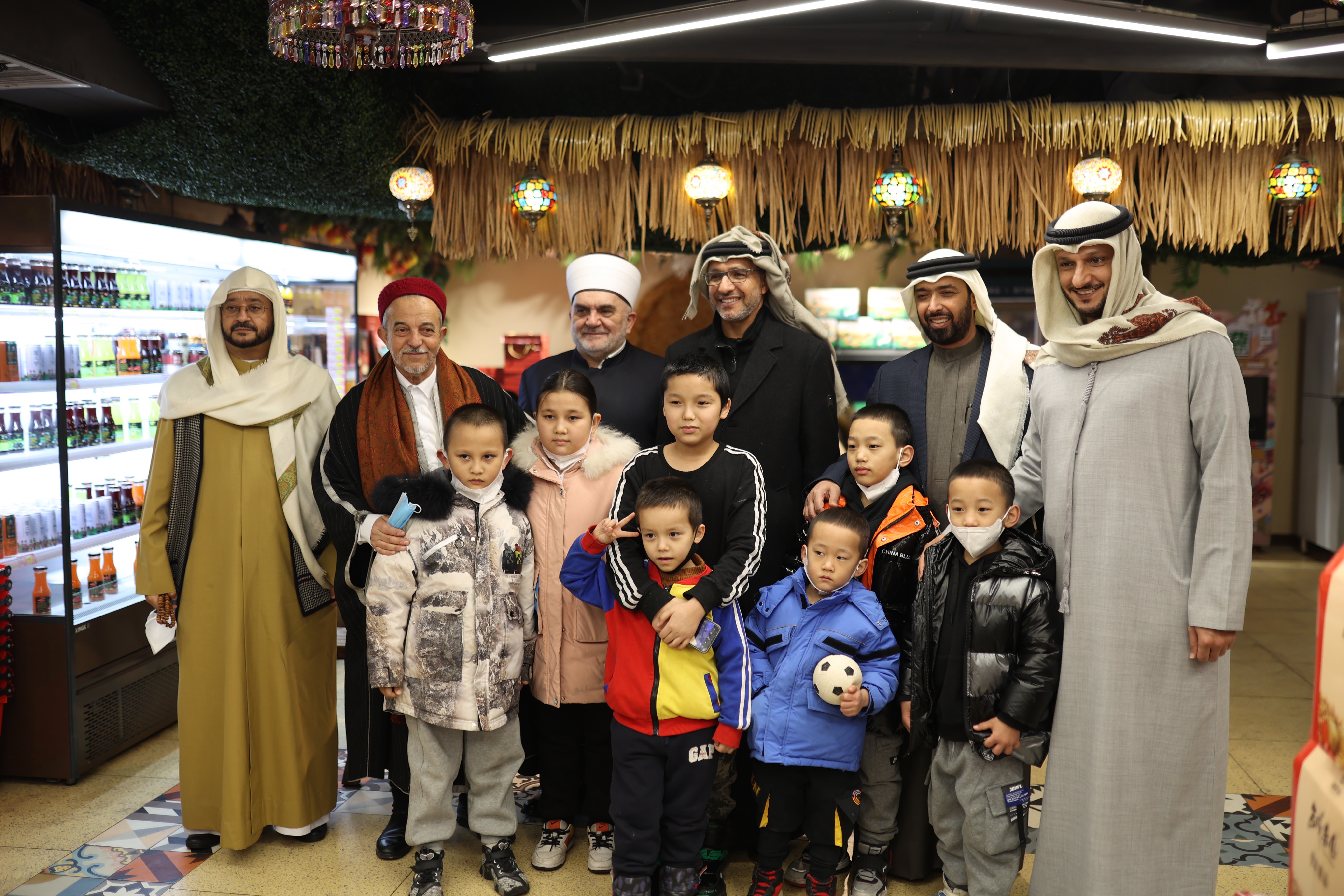 8日，世界知名伊斯兰宗教人士和学者代表团在新疆国际大巴扎与当地小朋友合影