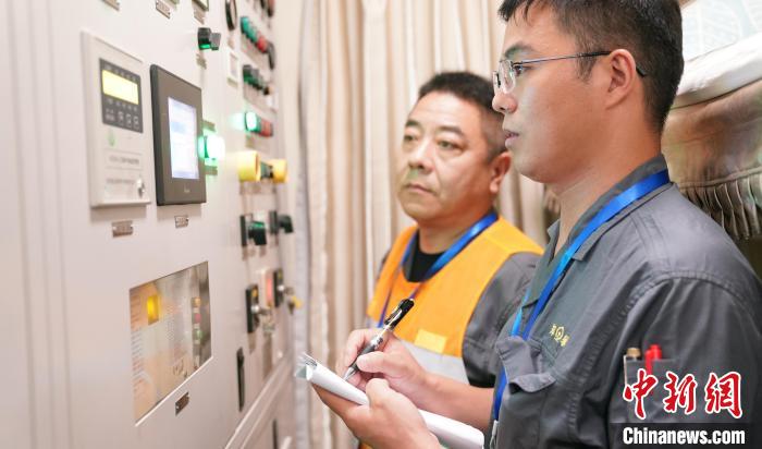 工作人员记录检测数据。国铁集团郑州局供图