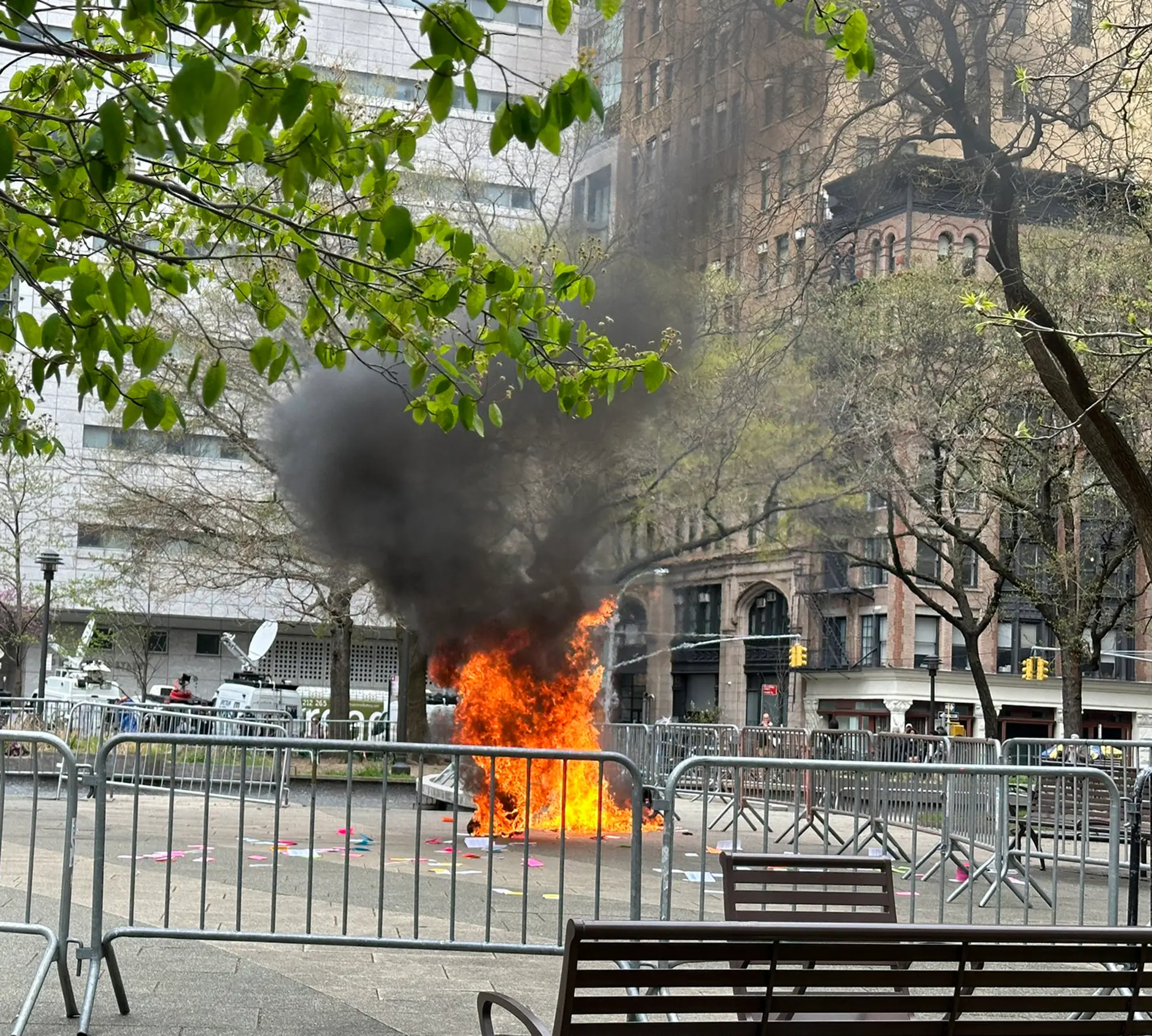 当地时间4月19日，阿扎雷洛在曼哈顿法院外自焚。图自《纽约邮报》
